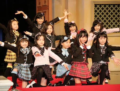 越來越AKB48風格的《日本小學生畢業服》