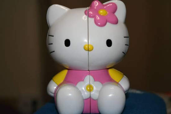 《凱蒂貓魔術方塊》好獵奇的玩具..(擦汗)