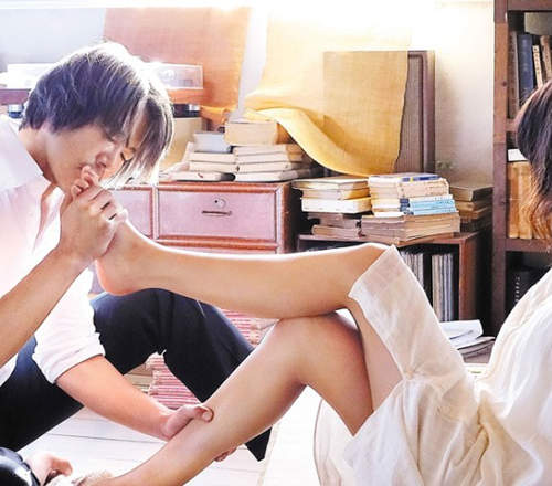 絕萌《腳吻》繼牆壁咚後鄉民期望大流行的瞬殺絕技♥ 絕萌《腳吻》繼牆壁咚後鄉民期望大流行的瞬殺絕技♥