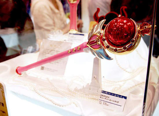 《美少女戰士》武器實體化女王新月權杖展出實品照來哩 《美少女戰士》武器實體化女王新月權杖展出實品照來哩