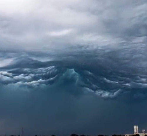 怪異波濤雲　感覺就像是大海在天上翻騰一樣！？