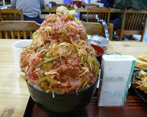 《超大碗蔥鮪魚丼》這價錢也太便宜啦 《超大碗蔥鮪魚丼》這價錢也太便宜啦