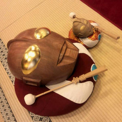 日本神社導入《超人力霸王木魚》正義的英雄卻得被顏面連打......