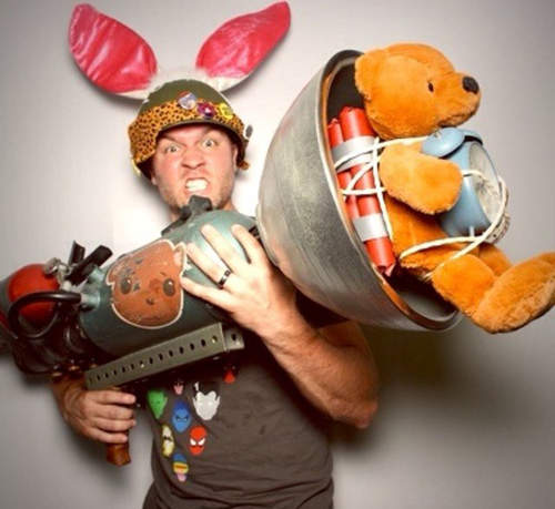 《落日飆神》瘋狂武器重現　這是我看過最暴力的泰迪熊