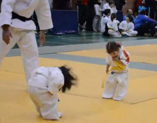 小女孩間的柔道對戰 幼女魂發作惹怎麼辦 小女孩間的柔道對戰 幼女魂發作惹怎麼辦