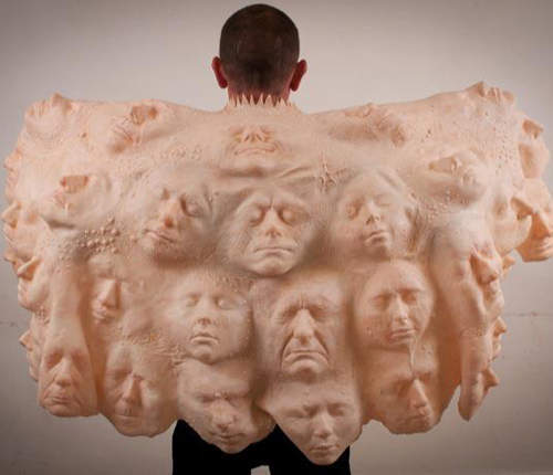 滿滿人臉的《人皮衣》晚上穿出門絕對嚇死人*ﾟДﾟ)*ﾟдﾟ)*ﾟДﾟ)