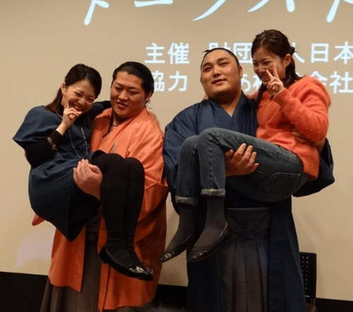 相撲公主抱 超強壯溫柔鄉想體驗的人數破表啦 相撲公主抱 超強壯溫柔鄉想體驗的人數破表啦