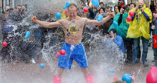 夏天就該來一下《水球大作戰》不過要怎麼一次灌一堆水球咧...