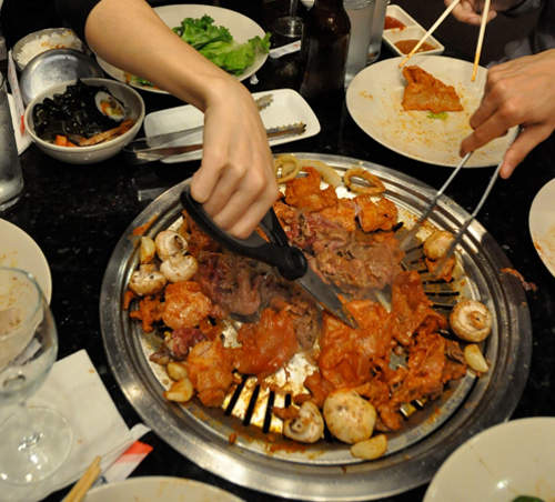 《韓國人瘋狂的剪刀用法》亂剪一堆讓人傻眼的食物