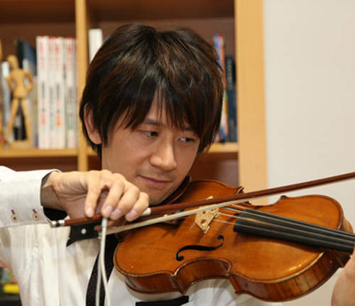 岡田鉄平（岡田鐵平）將電玩配樂維妙維肖演奏的小提琴家