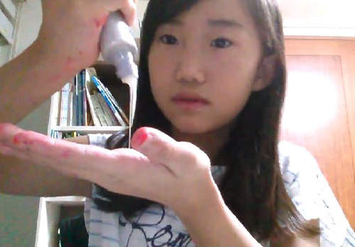 韓《小學生化妝》妹妹妳要不要先打蚊子...... 韓《小學生化妝》妹妹妳要不要先打蚊子......