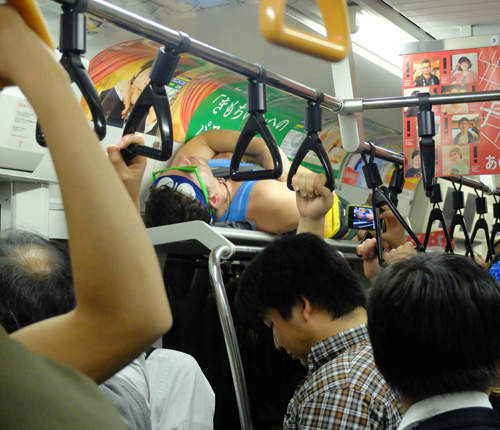 日本《滿員電車》實錄　為了抵達目的地只好忍耐了（握拳）