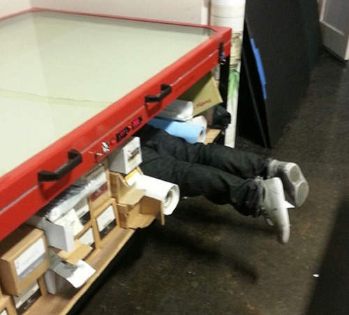 《上班偷睡覺》網友用鬼祟程度來評分真的超好笑