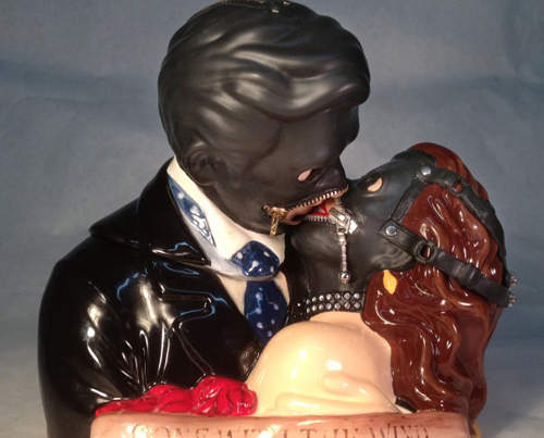 把黑色橡膠頭套玩到陶偶身上去的藝術 把黑色橡膠頭套玩到陶偶身上去的藝術