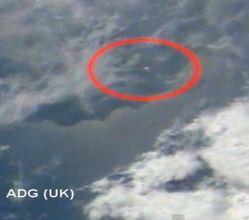 不明飛行物體大發現　在雲層裡的是飛機還是飛碟呢？