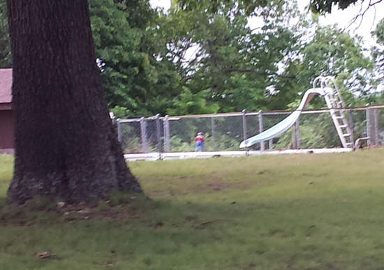 《美國飄版傳說》小時候不見的鄰居後來...