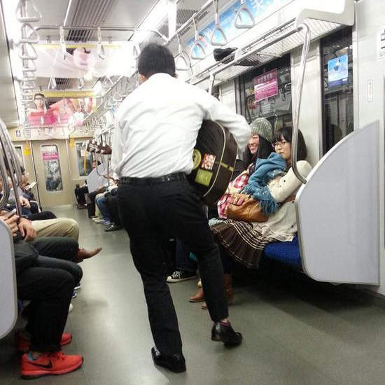 日本《電車熱唱大叔》如果這在台灣絕對會有影片版(笑) 日本《電車熱唱大叔》如果這在台灣絕對會有影片版(笑)