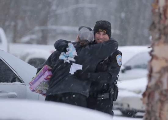 警察老公公 那一天聖誕老公公穿的是警察制服 警察老公公 那一天聖誕老公公穿的是警察制服