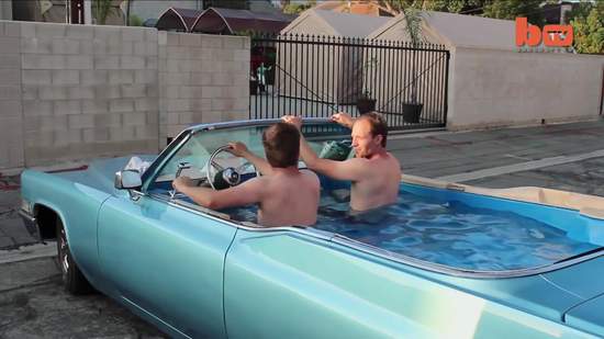 《行動泡澡跑車》讓你一邊享受泡澡一邊開車