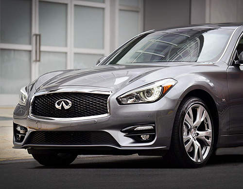 歐規《Infiniti Q70》引擎蓋下裝了賓士心臟? 歐規《Infiniti Q70》引擎蓋下裝了賓士心臟?