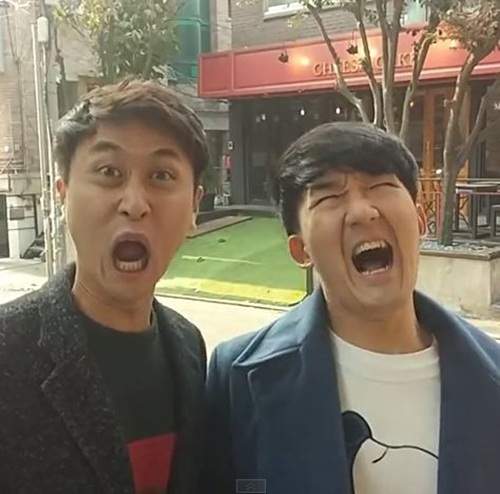 《請長輩幫忙拍照會遇到的情況》臉都笑僵了照片還沒好(驚) 《請長輩幫忙拍照會遇到的情況》臉都笑僵了照片還沒好(驚)