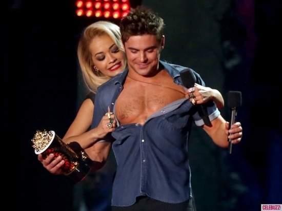 《MTV電影獎》柴克艾弗隆在舞台上脫了⊙Д⊙ 《MTV電影獎》柴克艾弗隆在舞台上脫了⊙Д⊙