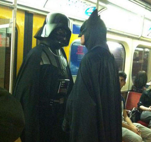 蝙蝠俠大戰黑武士　超硬派黑色對決揪竟鹿死誰手呢？