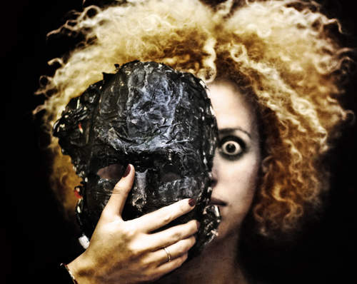 獵奇《血腥面具》驚悚化妝舞會就靠它