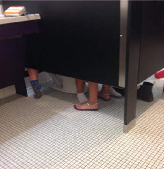 《廁所裡的六腳獸》這到底是什麼神姿勢....