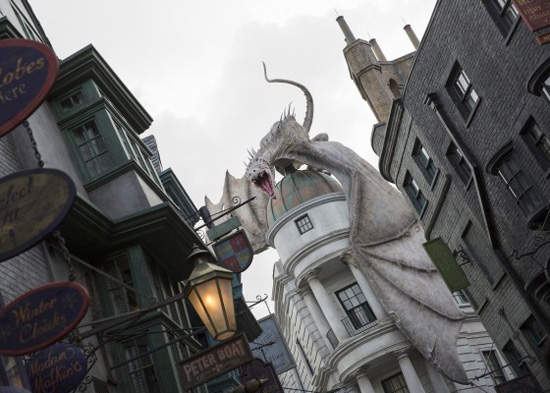 哈利波特主題樂園《斜角巷》開張 來去破釜酒吧喝一杯～