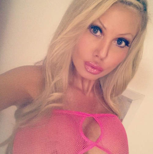 美《無腦芭比整形女》前面兩顆根本就是氣球⊙＿⊙