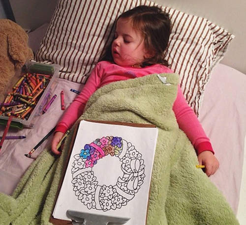 超Q《以畫入睡的小女孩》 紙筆是她睡前最好的朋友