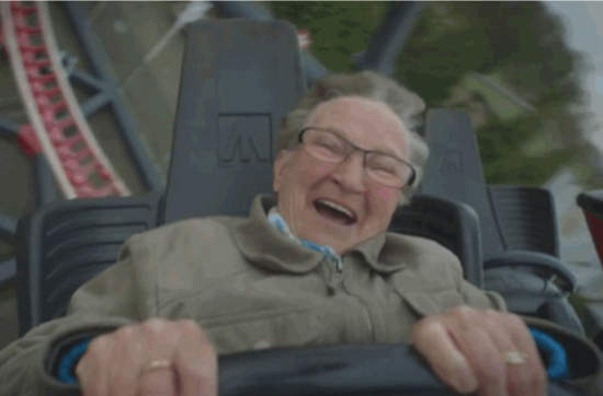 78歲老奶奶「第一次坐雲霄飛車」的反應