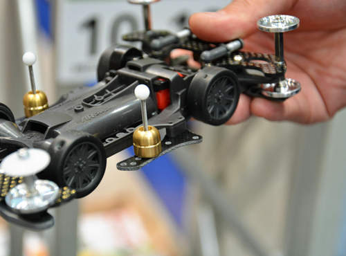 《爆走兄弟捲土重來》別管手機遊戲了 再一起來改車吧？