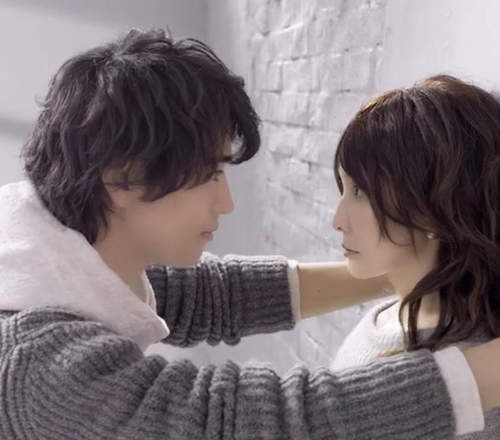 《最適合牆壁咚的外套》終於連流行雜誌也淪陷惹wwww 《最適合牆壁咚的外套》終於連流行雜誌也淪陷惹wwww