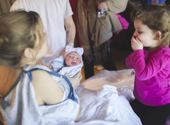 《小朋友第一次見到弟弟妹妹》到底是要哭還是笑呢? 《小朋友第一次見到弟弟妹妹》到底是要哭還是笑呢?