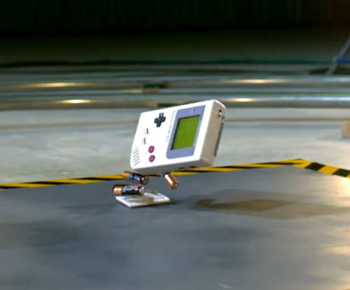 Game Boy有多強悍？就讓高處落下跟大鐵鎚來告訴你（摔）