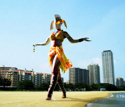 《超人力霸王之母》比基尼初登場　性感舞姿+開腳也太羞惹吧(/▽＼*)