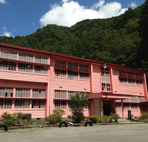 廢棄46年的勝阪小學校 依山傍水的情境下總給人一總溫暖的感覺 廢棄46年的勝阪小學校 依山傍水的情境下總給人一總溫暖的感覺