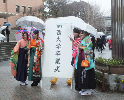 日本學生《曬畢業紀念品》拿到的東西實在太衝擊