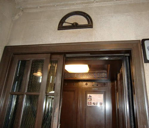 日本《最古老電梯》想搭可能還要先來盤北京烤鴨(嗯?) 日本《最古老電梯》想搭可能還要先來盤北京烤鴨(嗯?)