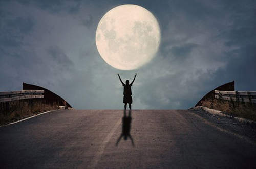 《月亮借位照》原來我們跟月亮也能這麼近 《月亮借位照》原來我們跟月亮也能這麼近