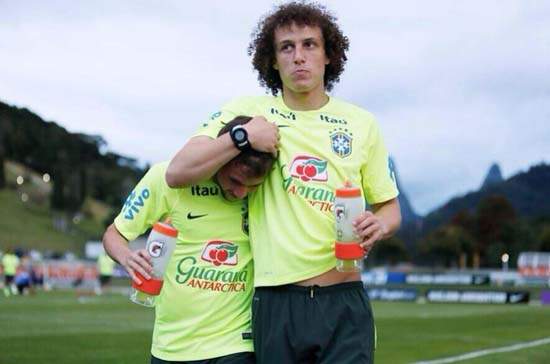 超可愛的巴西足球員《David Luiz》跟好哥們感情都超好 超可愛的巴西足球員《David Luiz》跟好哥們感情都超好