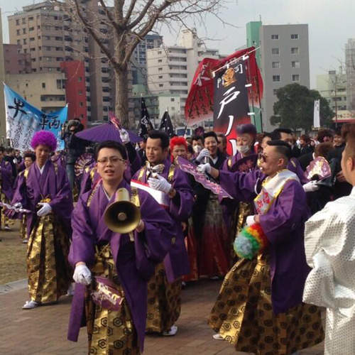 日本《2014成人式》珍場面續出 是不小心回到戰國時代了嗎...(゚ロ゚屮)屮  日本《2014成人式》珍場面續出 是不小心回到戰國時代了嗎...(゚ロ゚屮)屮