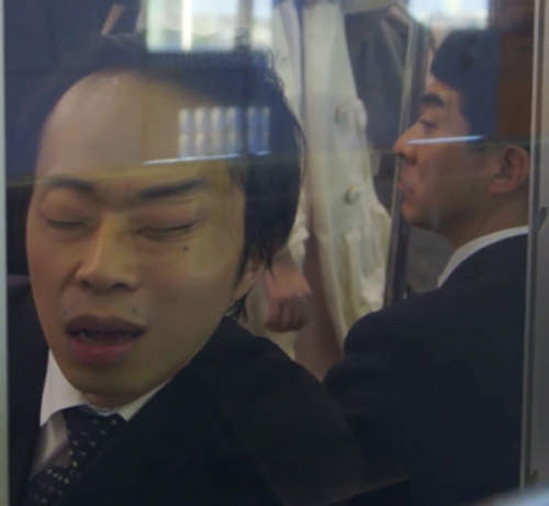 睡翻吧電車上班族　一支MV記錄下人們睡夢中的樣子