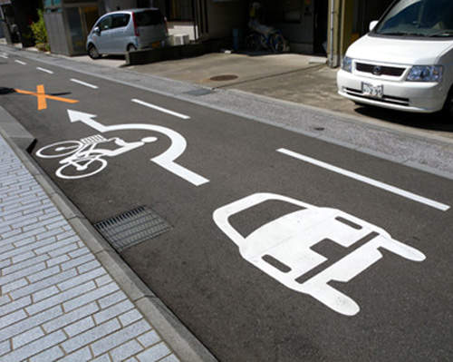 用心良苦《路面標示》馬路虎口請多注意 用心良苦《路面標示》馬路虎口請多注意