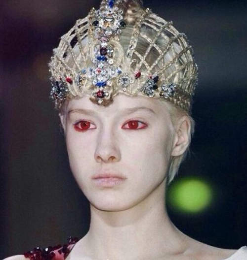 時裝周《血淚妝》上妝的過程還真可怕⊙_⊙ 時裝周《血淚妝》上妝的過程還真可怕⊙_⊙