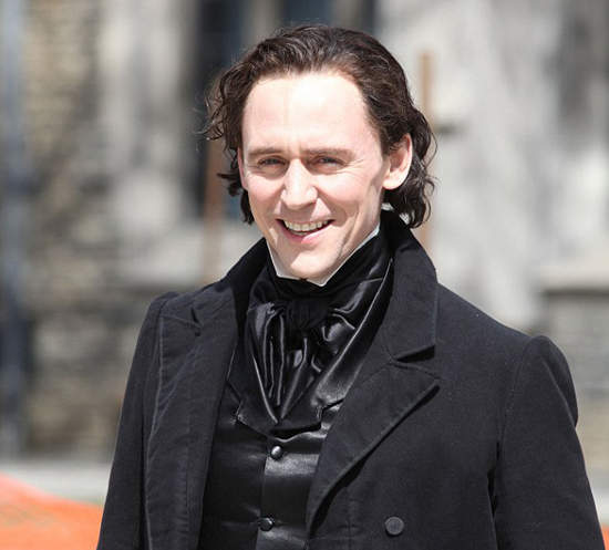 湯姆希德斯頓《Crimson Peak》黑色復古風現身片場