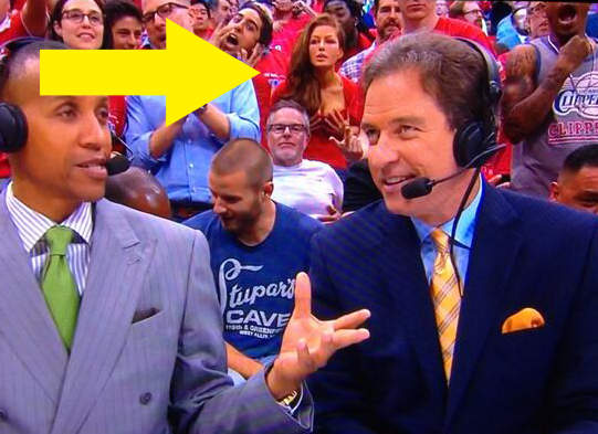 主播身後《摸奶女郎》只要３秒也能爆紅