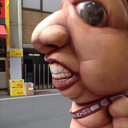 《可愛、恐怖傻傻分不清》迷你巨人現身東京 差點嚇到心臟病發……